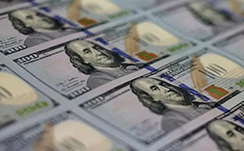 黄金震荡上行，白银逼近历史高点